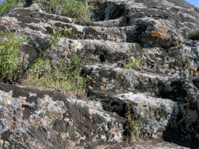 Fig. 14. Scale rupestri sullo sperone roccioso di Yelpin (VDP 004) che conducevano ad una possibile area cultuale.