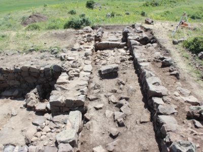 Fig. 14. Solak 1. Il corridoio che divide in due la fortezza in corso di scavo.