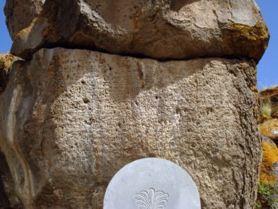 Fig. 2. Tsovinar. L’iscrizione cuneiforme del re urarteo Rusa I.
