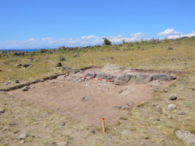 Fig. 4. Tsovinar. Vista dello scavo del 2015 sulla sommità dell’acropoli (Area B).