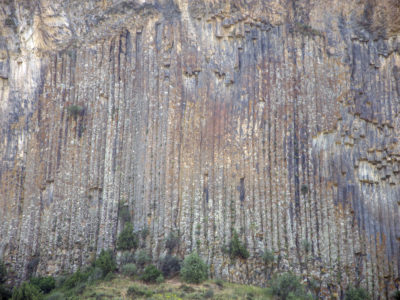 Fig. 6. Le caratteristiche colonne di basalto nella valle del fiume Arpa, Vayots Dzor.