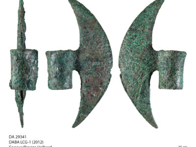 Un esemplare di alabarda in bronzo dai depositi di LCG-1 – An example of bronze halberd recovered from LCG-1
